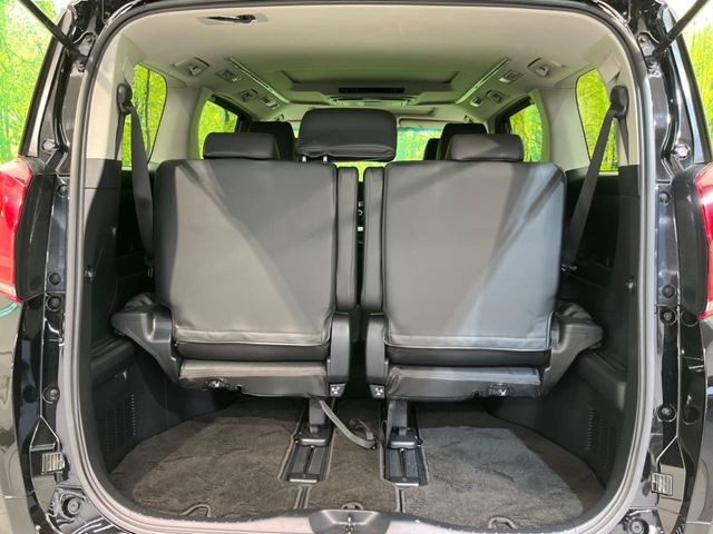 ���i�̂���������ʋ΁A���}���ɏ\���ȉ׎��X�y�[�X���m�ۂ��Ă���܂��B�T�[�h�V�[�g��|���ƁA�傫�ȉו��̐ύڂ��\�ł���