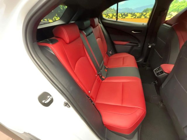 後部座席も気になるようなキズ・汚れやへたり等、大きなダメージはなく、良好な状態です。