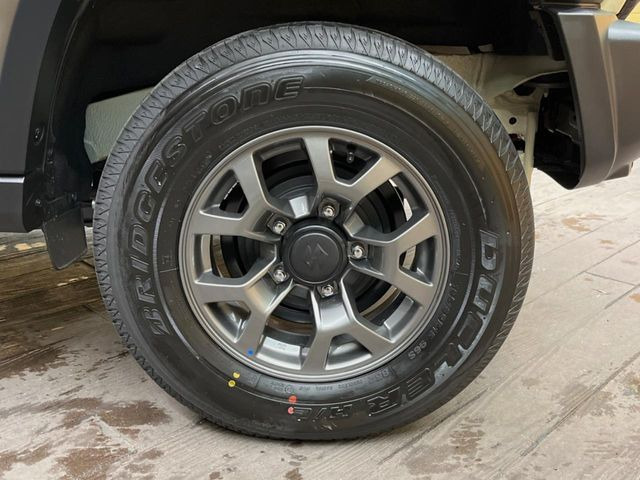 �y����15�C���`�A���~�z�C�[���z�O�ςɃ}�b�`���������A���~�z�C�[���𑕒����Ă���܂��B�e��ЊO�A���~�z�C�[����A�X�^�b�h���X�^�C�����戵�����Ă���܂��B���񂲑��k����������