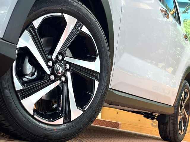 �y����17�C���`�A���~�z�C�[���z�O�ςɃ}�b�`���������A���~�z�C�[���𑕒����Ă���܂��B�e��ЊO�A���~�z�C�[����A�X�^�b�h���X�^�C�����戵�����Ă���܂��B���񂲑��k����������