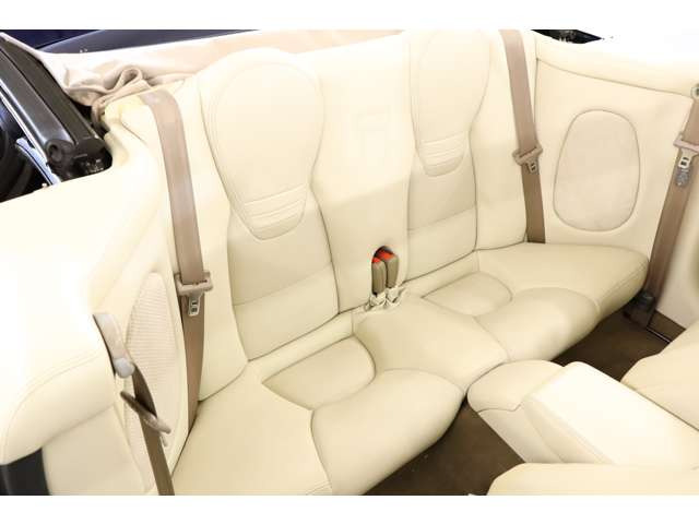 �㕔���Ȃ̓R���o�[�`�u���Ȃ�����p���������A�㎿�ȃA�C�{���[���U�[�œ���B�G���K���g�ȕ��͋C�𑹂Ȃ킸�A���K�Œ��J�Ɏd���Ă�ꂽ��Ԃł��B