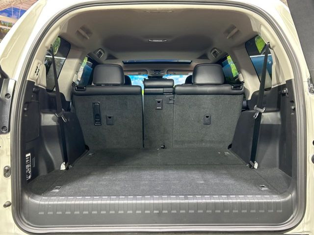 ���i�̂���������ʋ΁A���}���ɏ\���ȉ׎��X�y�[�X���m�ۂ��Ă���܂��B�Z�J���h�V�[�g��|���ƁA�傫�ȉו��̐ύڂ��\�ł���