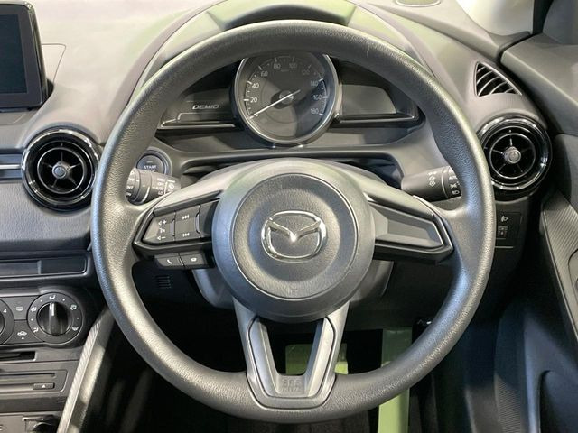 �C���e���A�ɍ��킹���f�U�C���̃X�e�A�����O�́A�^�]�������̂��Ƃ��l���A�^�]���₷���`��A�傫���ł��B�����x�A���ۂɐG���Ă��m���߂��������B