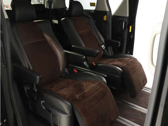 【特別仕様車限定】ハーフレザーシート!本革&ブラック人工皮革とアルカンターラシートがミックスされたハーフレザーシートです。おしゃれな色の組み合わせで高級感のある車内空間が広がっております。
