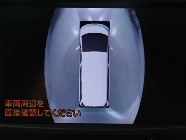 (�p�m���~�b�N�r���[���j�^�[)�{�^����őO�㍶�E4�̃J�����ɂ��A���A���^�C���ŎԂ��ォ�猩���낵���悤�ȉf�����i�r��ʂɉf���܂��B��ގ��ɂ��g���܂��̂ŁA���S���ĉ^�]���邱�Ƃ��ł��鑕���ł���