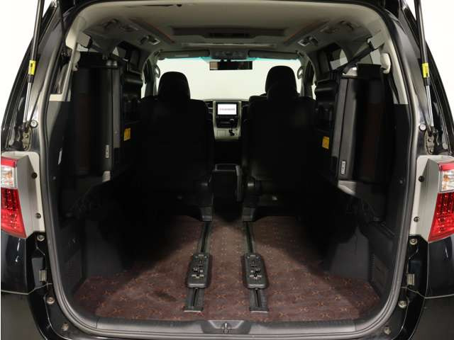 ミニバン最大級のスペース!ご家族、お友達とのキャンプやバーベキューほか、お仕事でも十分な容量が有ります!