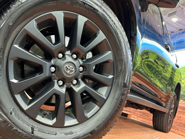 【純正18インチアルミホイール】外観にマッチした純正アルミホイールを装着しております。各種社外アルミホイールや、スタッドレスタイヤも取扱いしております。是非ご相談ください♪