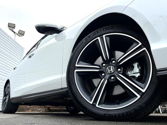 �y����18�C���`�A���~�z�C�[���z�O�ςɃ}�b�`���������A���~�z�C�[���𑕒����Ă���܂��B�e��ЊO�A���~�z�C�[����A�X�^�b�h���X�^�C�����戵�����Ă���܂��B���񂲑��k����������