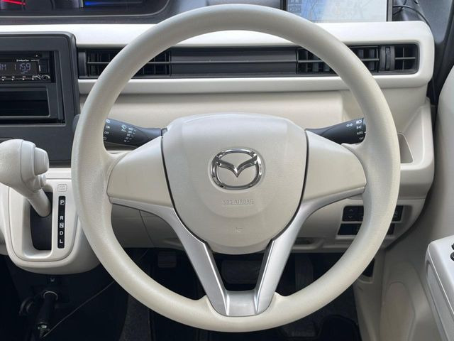 �C���e���A�ɍ��킹���f�U�C���̃X�e�A�����O�́A�^�]�������̂��Ƃ��l���A�^�]���₷���`��A�傫���ł��B�����x�A���ۂɐG���Ă��m���߂��������B