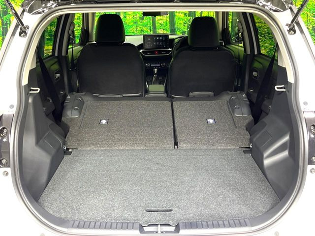 ���i�̂���������ʋ΁A���}���ɏ\���ȉ׎��X�y�[�X���m�ۂ��Ă���܂��B�Z�J���h�V�[�g��|���ƁA�傫�ȉו��̐ύڂ��\�ł���