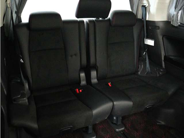 サードシートも広々とした空間をご用意しております!シートアレンジにて、快適スペースを作ることも可能となっております!アレンジパターンも豊富で、様々なシーンにご利用いただけます!
