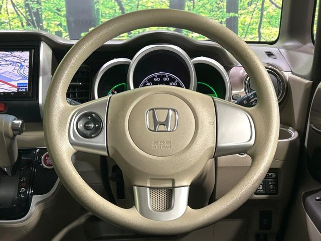 �C���e���A�ɍ��킹���f�U�C���̃X�e�A�����O�́A�^�]�������̂��Ƃ��l���A�^�]���₷���`��A�傫���ł��B�����x�A���ۂɐG���Ă��m���߂��������B