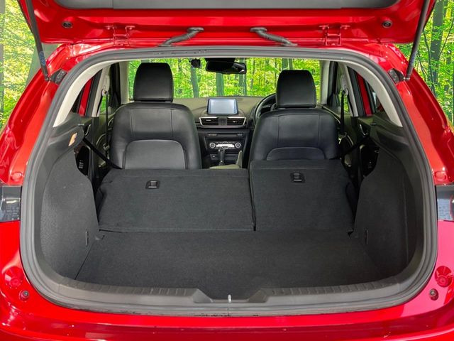 ���i�̂���������ʋ΁A���}���ɏ\���ȉ׎��X�y�[�X���m�ۂ��Ă���܂��B�Z�J���h�V�[�g��|���ƁA�傫�ȉו��̐ύڂ��\�ł���