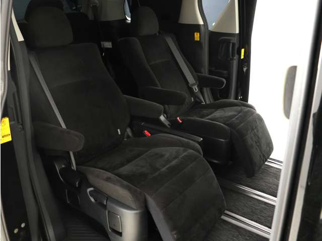 【オットマン付きセカンドシート】最大800mmのロングスライドシートとオットマン機能により足を楽々伸ばす事が可能です!また、ひじ掛けもありますので、快適なドライブをお楽しみいただけます!