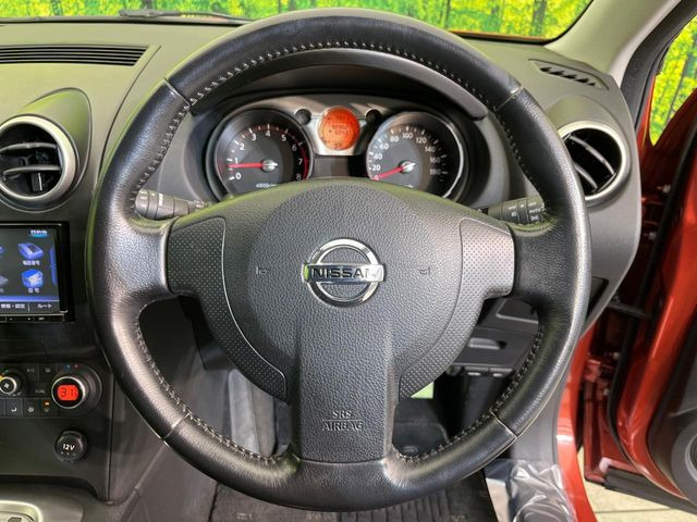 �C���e���A�ɍ��킹���f�U�C���̃X�e�A�����O�́A�^�]�������̂��Ƃ��l���A�^�]���₷���`��A�傫���ł��B�����x�A���ۂɐG���Ă��m���߂��������B