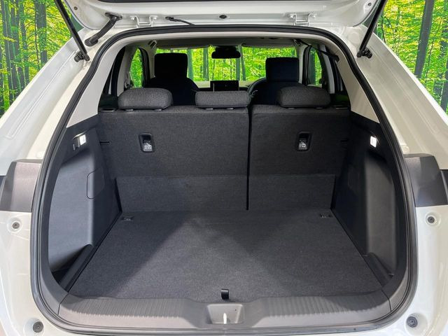 ���i�̂���������ʋ΁A���}���ɏ\���ȉ׎��X�y�[�X���m�ۂ��Ă���܂��B�Z�J���h�V�[�g��|���ƁA�傫�ȉו��̐ύڂ��\�ł���