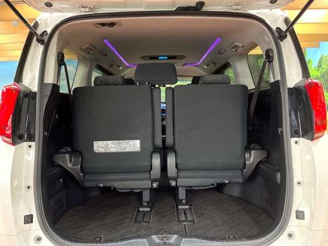 積み下ろしのしやすいデッキにはたっぷりと荷物を積み込んでいただけます。遊びから仕事まで、様々なシーンで頼れます♪