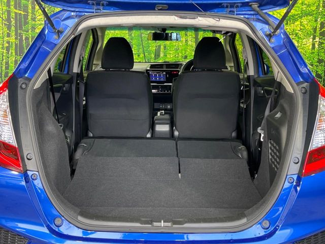 ���i�̂���������ʋ΁A���}���ɏ\���ȉ׎��X�y�[�X���m�ۂ��Ă���܂��B�Z�J���h�V�[�g��|���ƁA�傫�ȉו��̐ύڂ��\�ł���