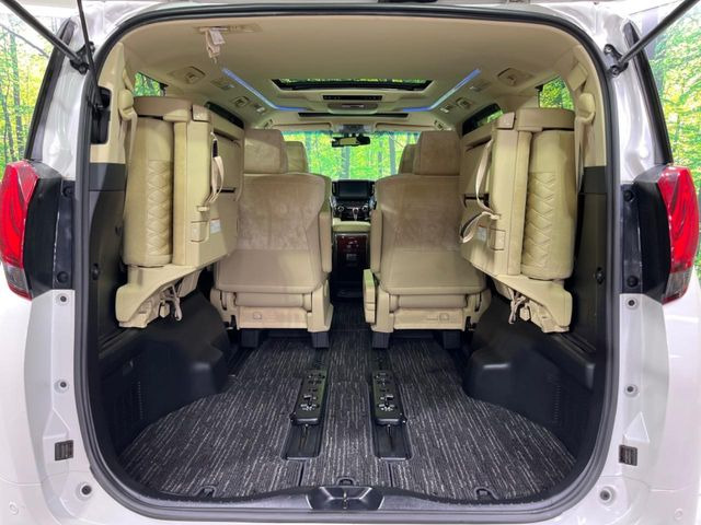 ���i�̂���������ʋ΁A���}���ɏ\���ȉ׎��X�y�[�X���m�ۂ��Ă���܂��B�Z�J���h�V�[�g��|���ƁA�傫�ȉו��̐ύڂ��\�ł���