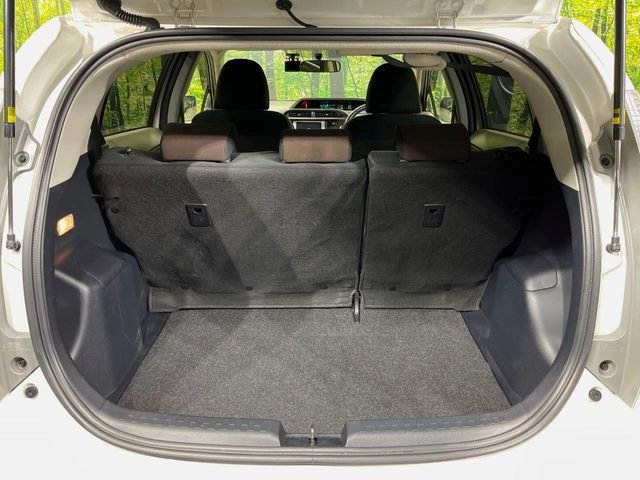 ���i�̂���������ʋ΁A���}���ɏ\���ȉ׎��X�y�[�X���m�ۂ��Ă���܂��B�Z�J���h�V�[�g��|���ƁA�傫�ȉו��̐ύڂ��\�ł���