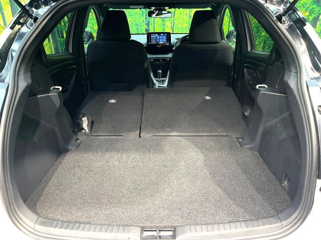 ���i�̂���������ʋ΁A���}���ɏ\���ȉ׎��X�y�[�X���m�ۂ��Ă���܂��B�Z�J���h�V�[�g��|���ƁA�傫�ȉו��̐ύڂ��\�ł���