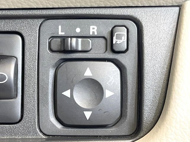 �y�d���i�[�~���[�z�T�C�h�~���[�͓d���i�[���ƂȂ��Ă���A�������ԏ�ł��L�Y�������X�N��}�����܂��B