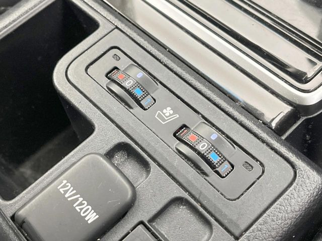 【シートベンチレーション】夏場は涼しい風でお尻や背中の熱やムレを防ぎ、冬はエアコンよりも早く温まってポカポカに!レザーシートにうれしい装備で、季節を問わず快適に過ごせます。