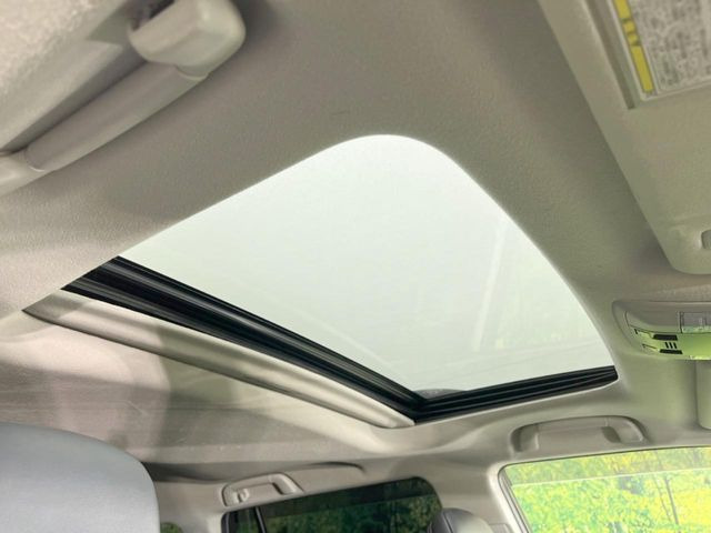 【サンルーフ】ボタンひとつで開閉可能!開放感たっぷりのサンルーフが装着されています!車内に明かりを取り入れたり景色を楽しむ以外にも、よどみがちな車内の空気も簡単に換気できて快適です!
