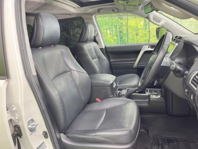 運転席シート廻りは使用感も少なく、良好な状態となっています。前オーナー様が丁寧に使っていたことがよくわかりますね。