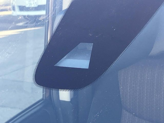 �y�G�}�[�W�F���V�[�u���[�L�z���s���ɑO���̎ԗ�����F�����A�Փ˂������Ȏ��͌x��ƃu���[�L�ŏՓˉ���Ɣ�Q�y�����A�V�X�g�B�����S�Ƀh���C�u�����y���݂��������܂��B