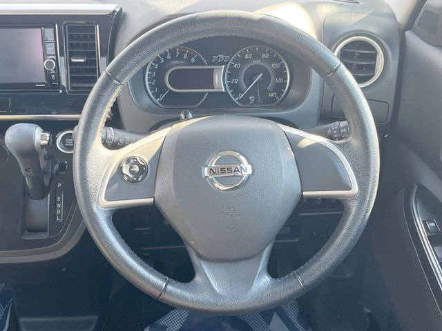 �C���e���A�ɍ��킹���f�U�C���̃X�e�A�����O�́A�^�]�������̂��Ƃ��l���A�^�]���₷���`��A�傫���ł��B�����x�A���ۂɐG���Ă��m���߂��������B