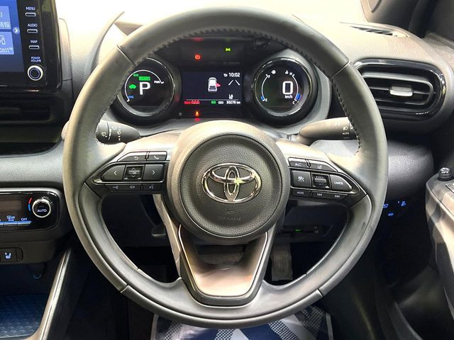 �C���e���A�ɍ��킹���f�U�C���̃X�e�A�����O�́A�^�]�������̂��Ƃ��l���A�^�]���₷���`��A�傫���ł��B�����x�A���ۂɐG���Ă��m���߂��������B