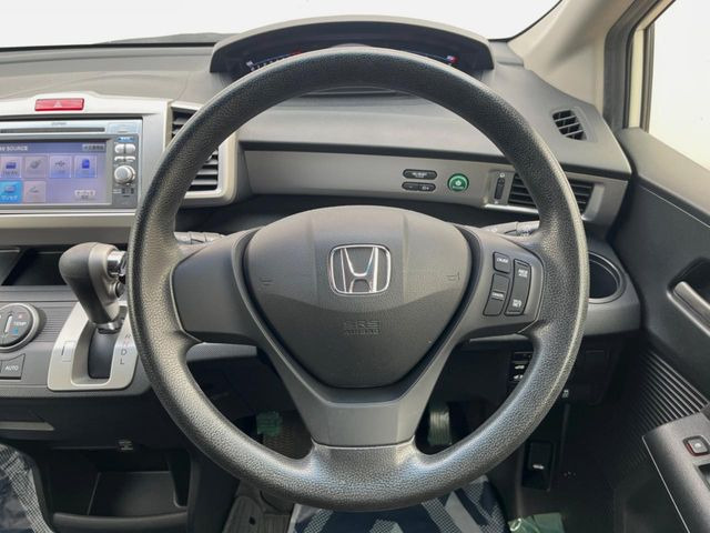 �C���e���A�ɍ��킹���f�U�C���̃X�e�A�����O�́A�^�]�������̂��Ƃ��l���A�^�]���₷���`��A�傫���ł��B�����x�A���ۂɐG���Ă��m���߂��������B