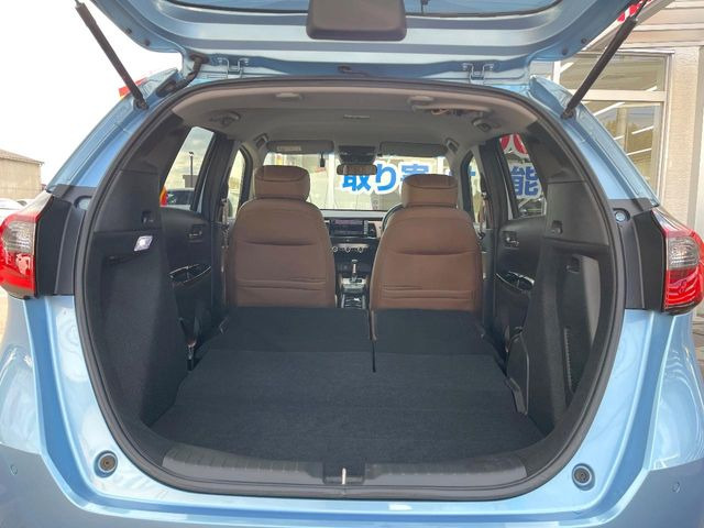 ���i�̂���������ʋ΁A���}���ɏ\���ȉ׎��X�y�[�X���m�ۂ��Ă���܂��B�Z�J���h�V�[�g��|���ƁA�傫�ȉו��̐ύڂ��\�ł���