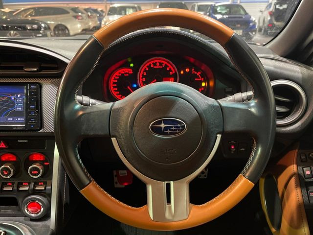 �y�����v�����X�e�A�����O�z�㎿�Ȋv���g�p���邱�ƂŁA��ɂ����������݂ƂĂ��^�]���₷���n���h���ł���