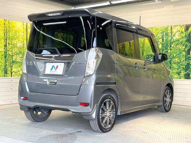 ��D�]�𒸂��Ă���܂��{�f�B�̒e�X�v���b�V���R�[�g���D�]��t���B�ʏ�̃K���X�R�[�g�ƈقȂ�A�ϋv�N��6�N�̖��@���K���X�R�[�e�B���O���A�{�f�B���L���C�ȏ�Ԃɕۂ��Ă���܂��B