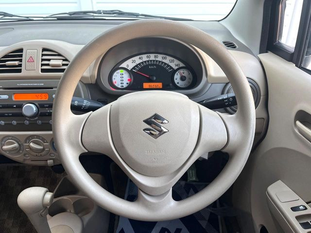 �C���e���A�ɍ��킹���f�U�C���̃X�e�A�����O�́A�^�]�������̂��Ƃ��l���A�^�]���₷���`��A�傫���ł��B�����x�A���ۂɐG���Ă��m���߂��������B