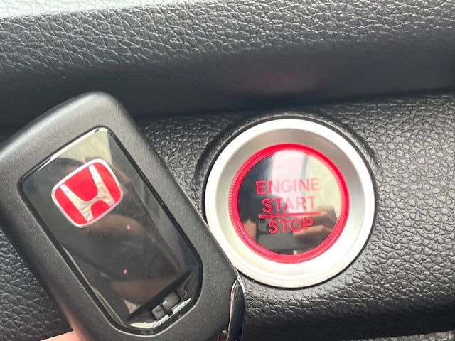 �yHonda�X�}�[�g�L�[�z�J�o����|�P�b�g�ɓ��ꂽ�܂܂ł��h�A�̎{���E�������\�ȃX�}�[�g�L�[�𑕔��B�G���W���̃I���E�I�t�����J�M�����o���K�v����������Ƃ��Ă��֗��ł���