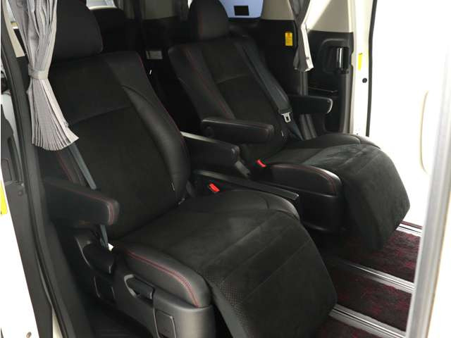 【特別仕様車限定】ハーフレザーシート!本革&ブラック人工皮革とアルカンターラシートがミックスされたハーフレザーシートです。おしゃれな色の組み合わせで高級感のある車内空間が広がっております。