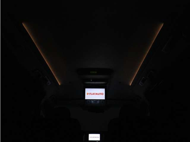 夜間に室内を照らしてくれるルームライトです