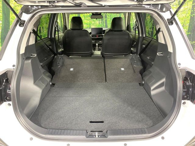 ���i�̂���������ʋ΁A���}���ɏ\���ȉ׎��X�y�[�X���m�ۂ��Ă���܂��B�Z�J���h�V�[�g��|���ƁA�傫�ȉו��̐ύڂ��\�ł���