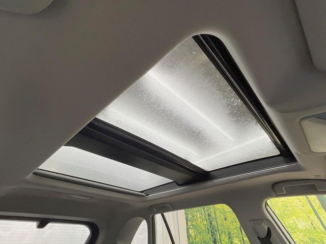 【サンルーフ】開放感たっぷりの希少装備、サンルーフが装着されています!車内に明かりを取り入れたり景色を楽しむ以外にも、車内の空気も簡単に換気できて快適です!