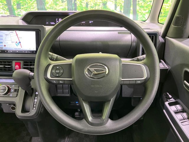 �C���e���A�ɍ��킹���f�U�C���̃X�e�A�����O�́A�^�]�������̂��Ƃ��l���A�^�]���₷���`��A�傫���ł��B�����x�A���ۂɐG���Ă��m���߂��������B