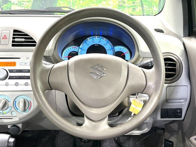 �C���e���A�ɍ��킹���f�U�C���̃X�e�A�����O�́A�^�]�������̂��Ƃ��l���A�^�]���₷���`��A�傫���ł��B�����x�A���ۂɐG���Ă��m���߂��������B