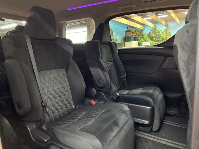 後部座席も気になるようなキズ・汚れやへたり等、大きなダメージはなく、良好な状態です。