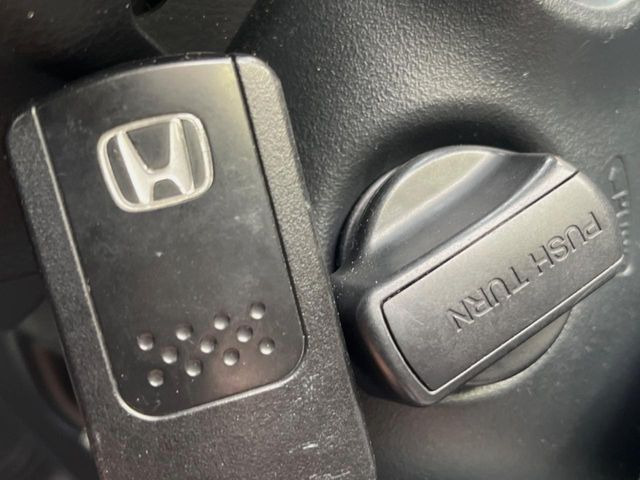 �yHonda�X�}�[�g�L�[�z�J�o����|�P�b�g�ɓ��ꂽ�܂܂ł��h�A�̎{���E�������\�ȃX�}�[�g�L�[�𑕔��B�G���W���̃I���E�I�t�����J�M�����o���K�v����������Ƃ��Ă��֗��ł���