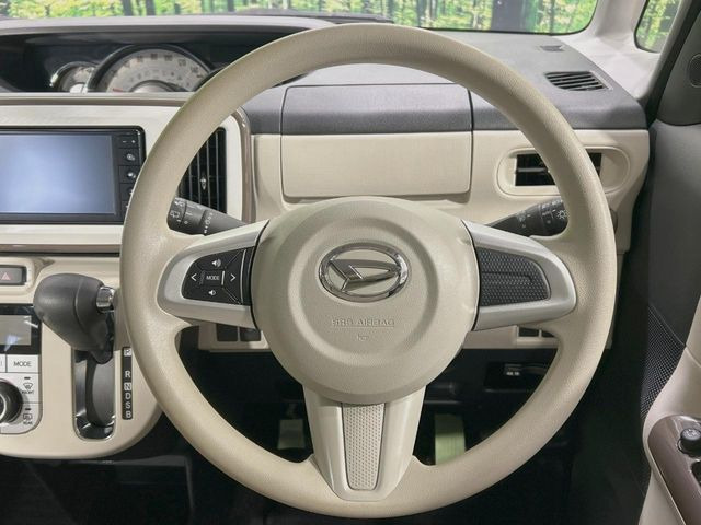 �C���e���A�ɍ��킹���f�U�C���̃X�e�A�����O�́A�^�]�������̂��Ƃ��l���A�^�]���₷���`��A�傫���ł��B�����x�A���ۂɐG���Ă��m���߂��������B