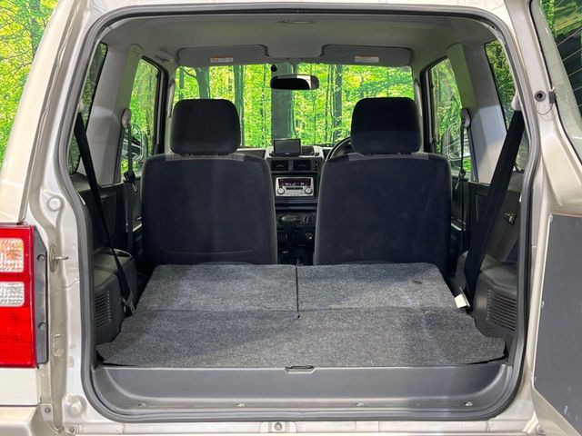 ���i�̂���������ʋ΁A���}���ɏ\���ȉ׎��X�y�[�X���m�ۂ��Ă���܂��B�Z�J���h�V�[�g��|���ƁA�傫�ȉו��̐ύڂ��\�ł���