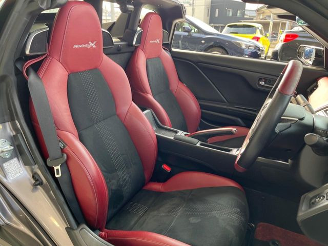 �y�n�[�t���U�[�V�[�g�z�������ƍ���S�n�𗼗������l�C�̃V�[�g���w�ʁE���ʂ̃t�@�u���b�N�f�ނ́A�ʋC���̗ǂ��⊊��ɂ����ɗD��Ă��܂��B�C���╞���ɍ��E���ꂸ���K�ɂ���肢�������܂��B