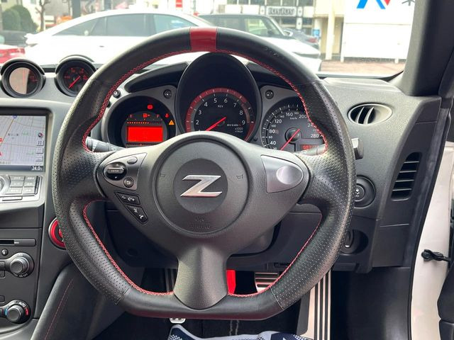 �C���e���A�ɍ��킹���f�U�C���̃X�e�A�����O�́A�^�]�������̂��Ƃ��l���A�^�]���₷���`��A�傫���ł��B�����x�A���ۂɐG���Ă��m���߂��������B